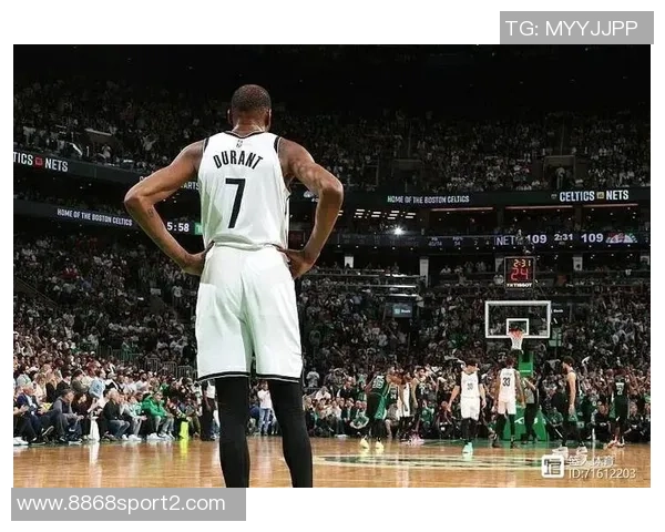 KD与球迷互动引发争议球迷竖中指反击其战绩不佳 KD与球迷互动引发争议球迷竖中指反击其战绩不佳