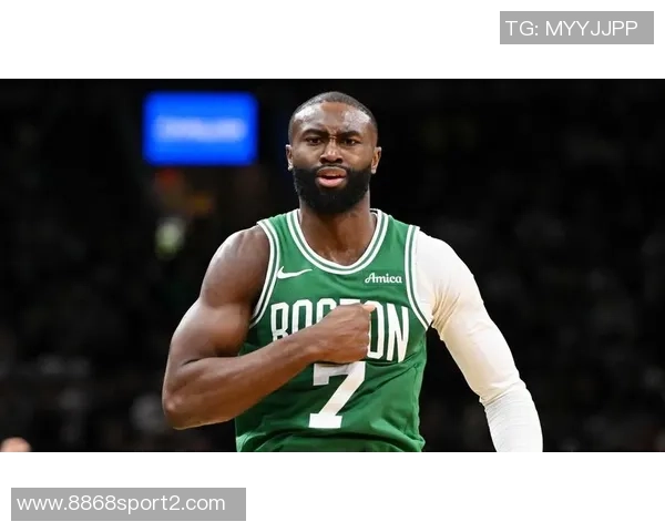 杰伦布朗带领球队逆转胜利19投9中砍下29分助攻4次第三节独得17分